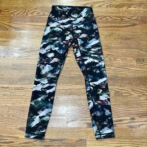 Lululemon Athletica Wonder Under Abstract Print Crop Leggings. Size 4.
Like new.